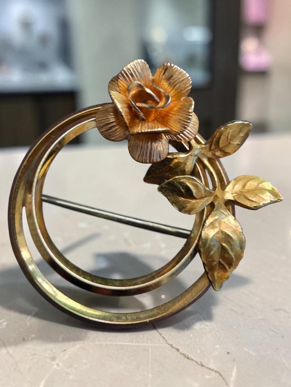 Beautiful vintage Krementz floral brooch